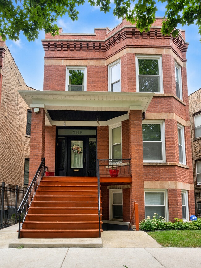 Building Photo - 3910 W Wrightwood Ave