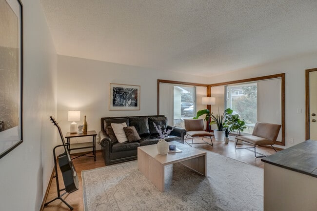 Photo - 2006 Pine St W