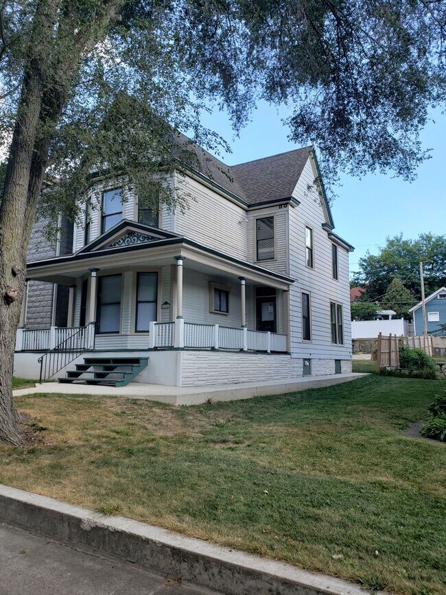 Photo - 1215 W Berry St - (triplex) Unit 1