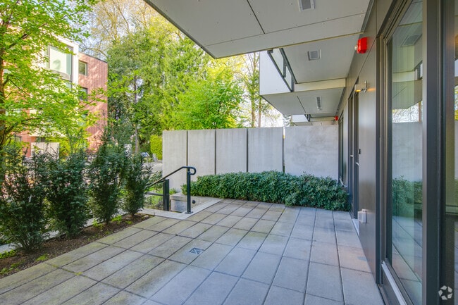 2BR, 2BA - 1,050SF