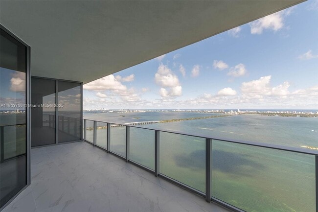 Photo - 700 NE 24th St Unidad 5405