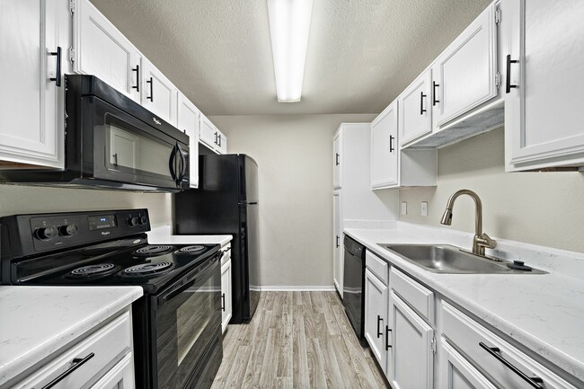 Building Photo - Stylish Apartments Designed for You Unit AAW3