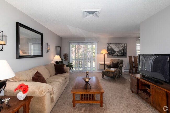 2BR, 1BA - 955 SF - Living Room - Hunters Glen
