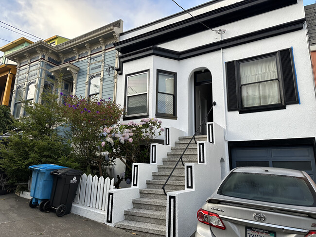 Front Entrance - 2529 McAllister St Apartments Unit top floor