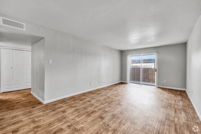 1BR, 1BA - 797SF - Living Room/Dining Room
