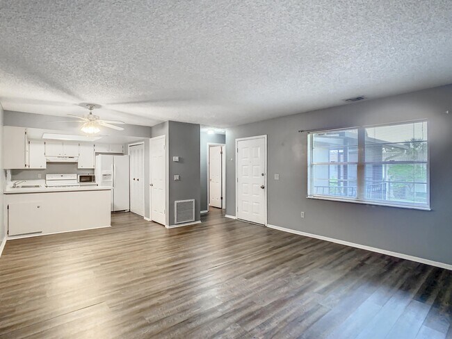 Photo - 158 Windtree Ln