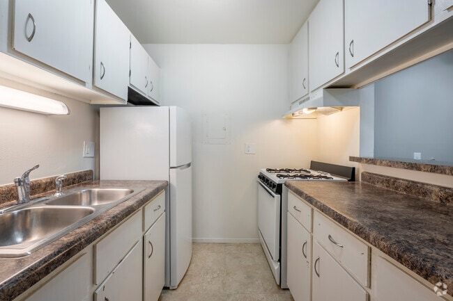 1BR, 1BA - 795SF - Kitchen