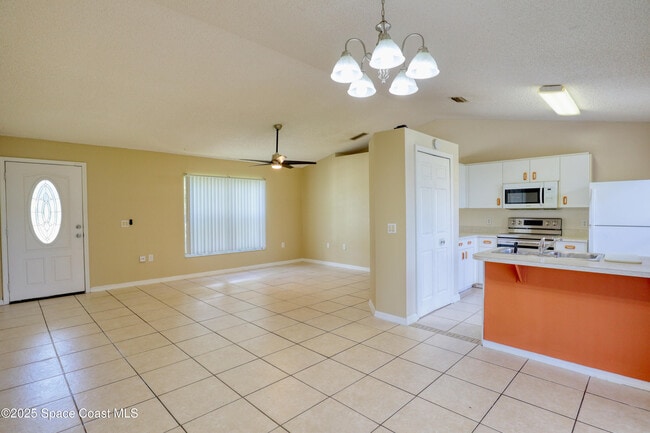 Photo - 793 Yukon St NE