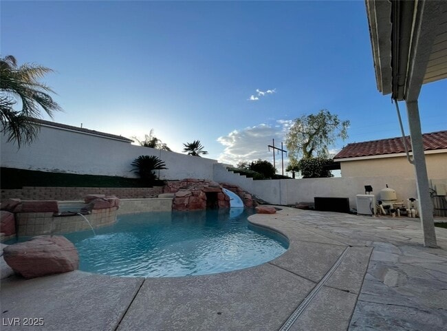 Photo - 2289 Surrey Meadows Ave