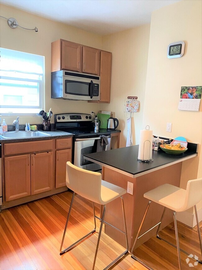 Building Photo - 11 Burnside Ave Unit 2 Rental