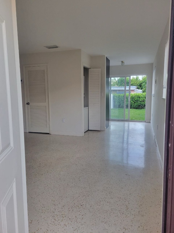Building Photo - 628 W 17th St Rental