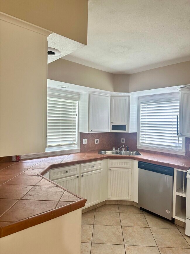 Photo - 383 SW Tulip Blvd