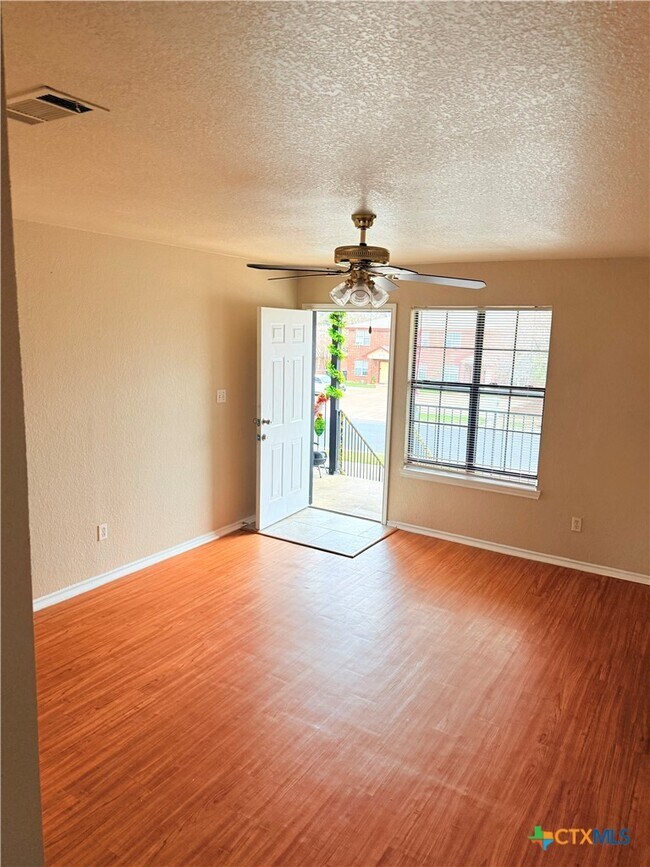 Photo - 203 W Mary Jane Dr