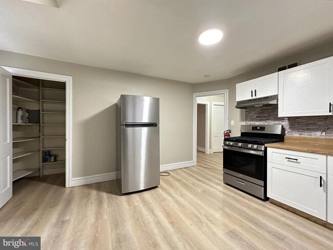 Building Photo - 1109 W James St Unit 2