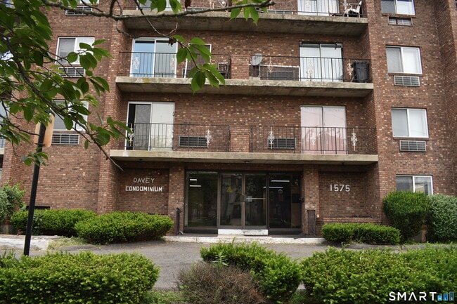Building Photo - 1575 Boston Ave Unit D14