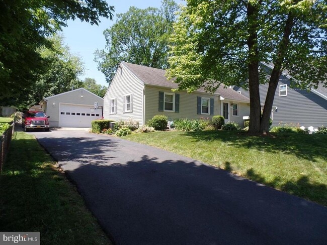 Building Photo - 1820 Pimmit Dr