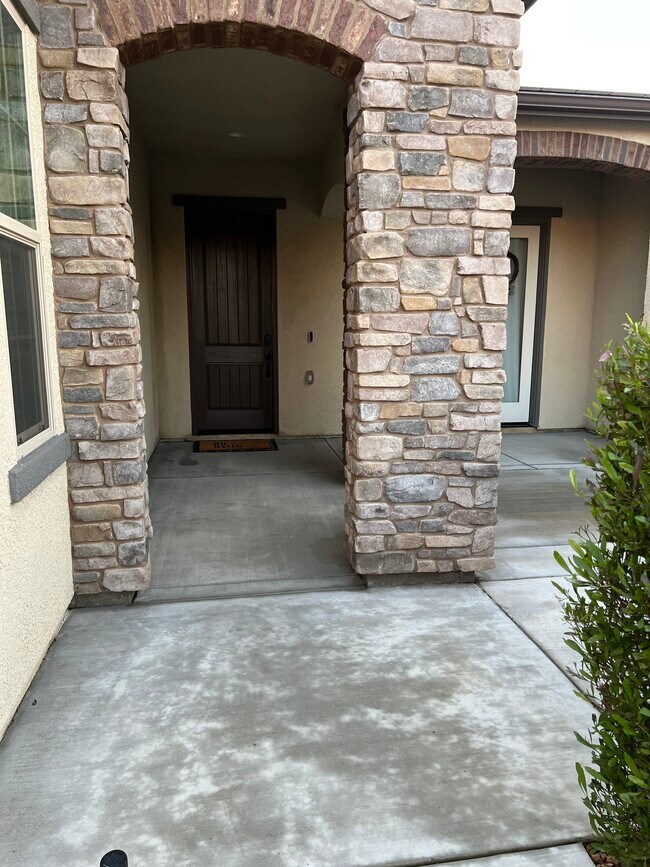 Photo - 598 Crescent Ln