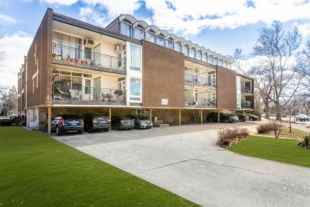 Building Photo - 6121 W Higgins Ave