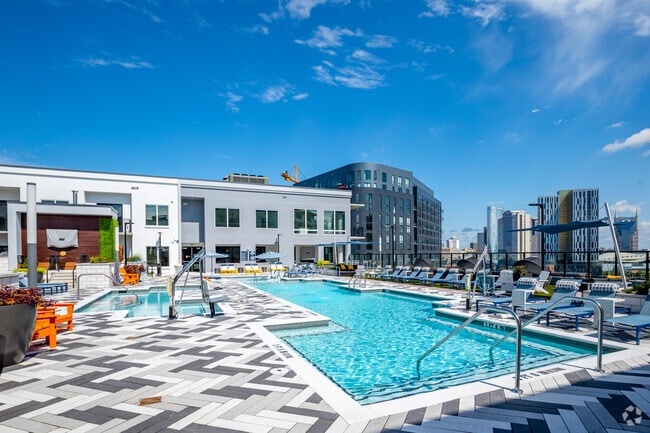 Piscina estilo centro turístico