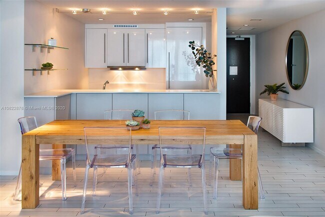 Photo - 2201 Collins Ave Unidad 915/913