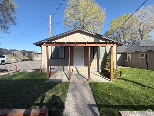 Building Photo - COZY 2 BEDROOM & 1 BATHROOM HOME Unit #8