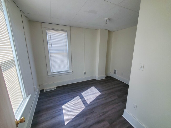 Building Photo - 1601 Liberty St Unit FrontUp