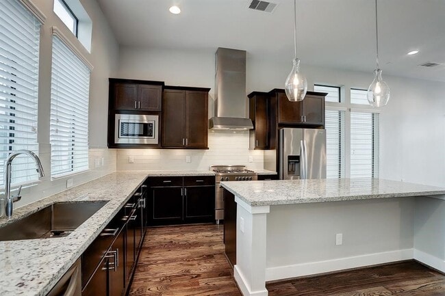 Photo - 2114 Sabine St