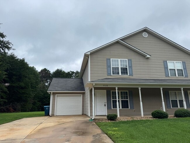 Building Photo - Three Bedroom Townhouse in Sherrills Ford