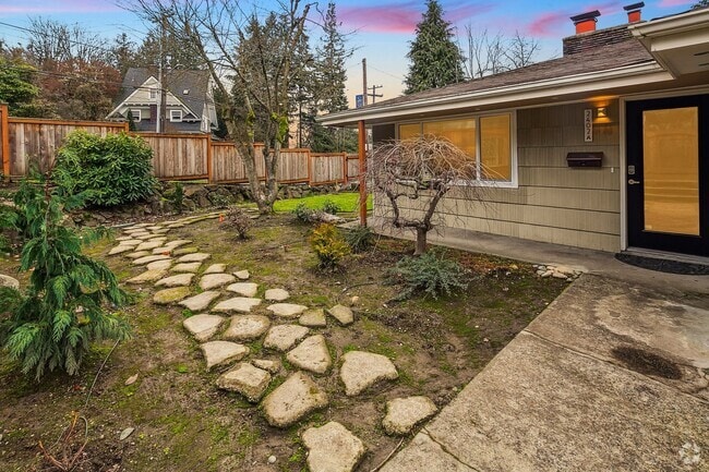 Building Photo - 2402 E Interlaken Blvd Unit Main Rental