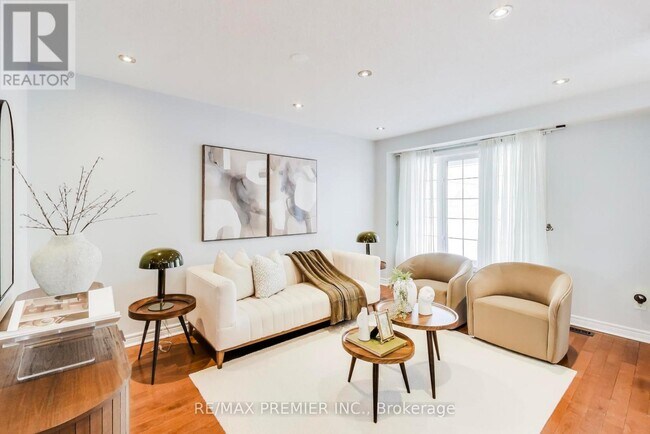 Photo - 135 Richard Coulson Crescent