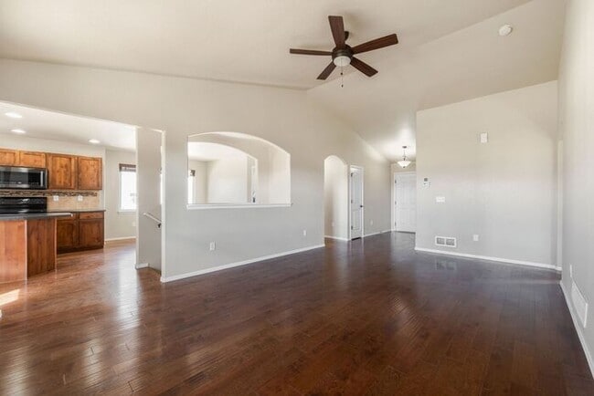 Photo - ***WINTER SPECIAL $2695.00 a Month *** 5 b...
