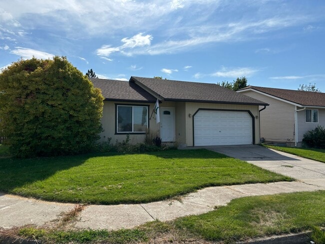 Building Photo - Home In Post Falls !