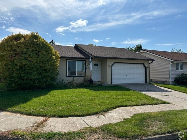 Building Photo - Home In Post Falls !