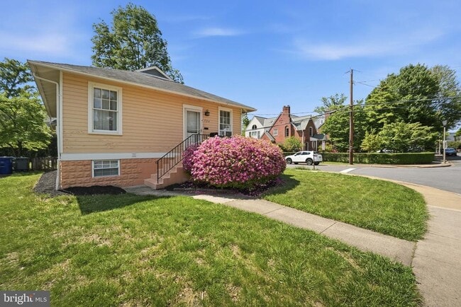 Building Photo - 524 N Kenmore St