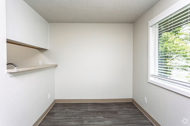 2BR, 1BA - 738SF