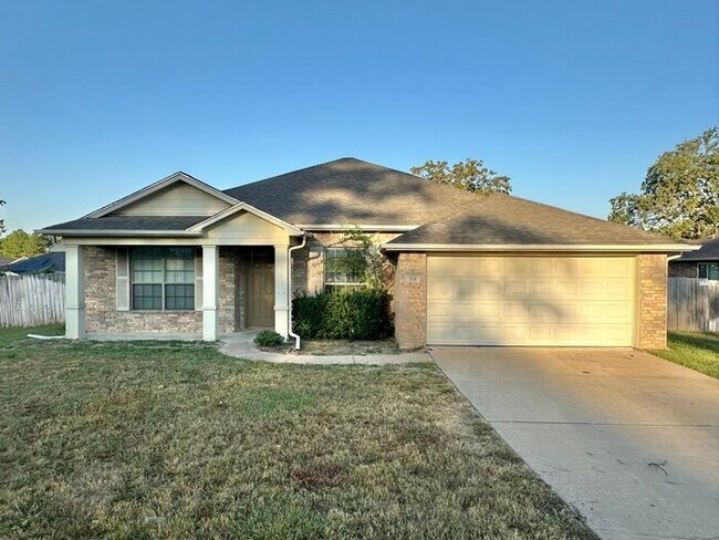 AVAILABLE NOW!! Impeccable 4-bedroom, 2-ba... - AVAILABLE NOW!! Impeccable 4-bedroom, 2-ba... Casa