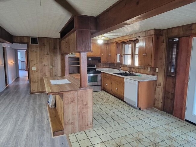 Photo - FOR LEASE - 3 Bed, 2 Bath, SINGLE-FAMILY HOME ON 5 ACRES IN LEBANON!