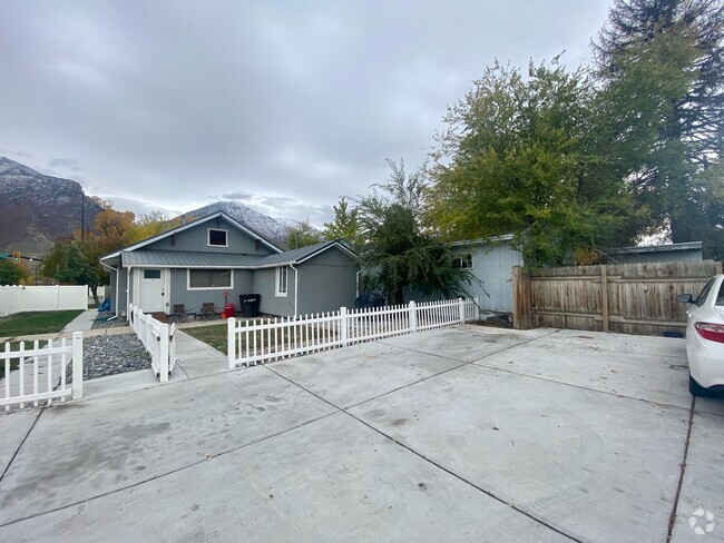 Building Photo - 306 400 E Rental