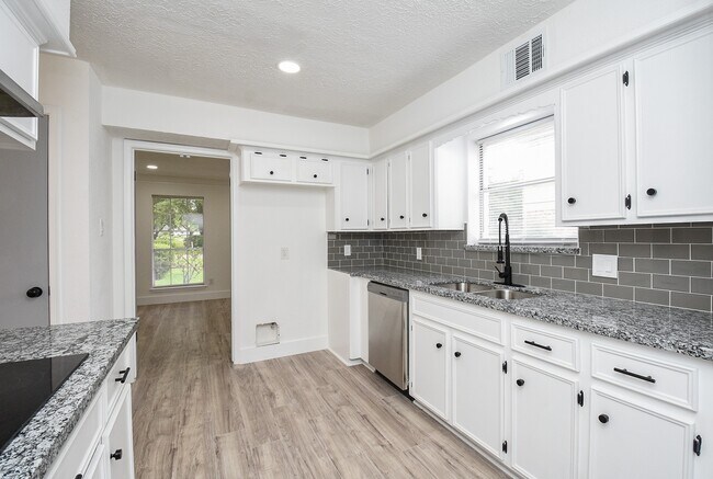 Photo - 15814 Winding Moss Dr
