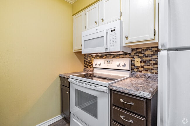 2BR, 1BA - 850SF - Kitchen