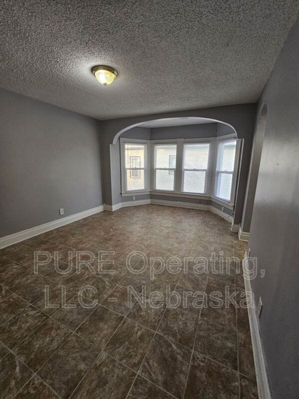 Building Photo - 810 E Erie St Unit 1 (Top Floor)