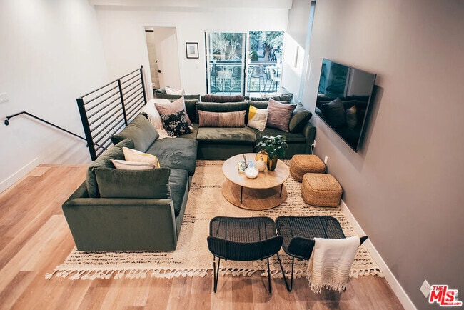 Building Photo - 838 N Harvard Blvd Unit 1/2 Rental