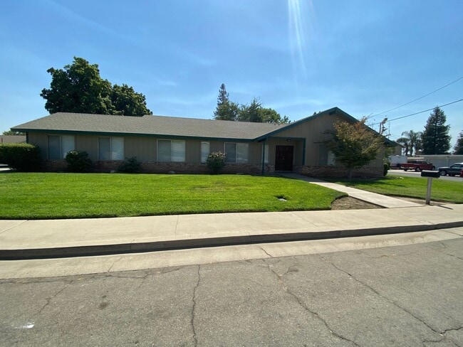 Building Photo - Charming Home for rent in Exeter, Ca