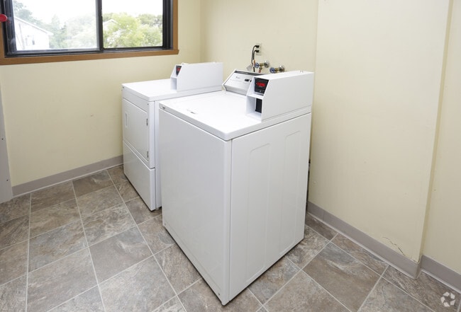 Courtyard Apartments | Laundry Room - Overlook on 100