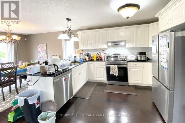Photo - 858 Roulston St