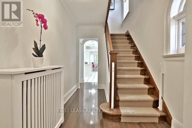 Photo - 262 Castlefield Ave