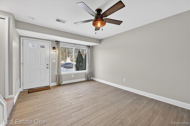 Photo - 874 N Main St