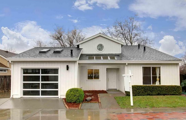 Building Photo - South Davis Charming Home
