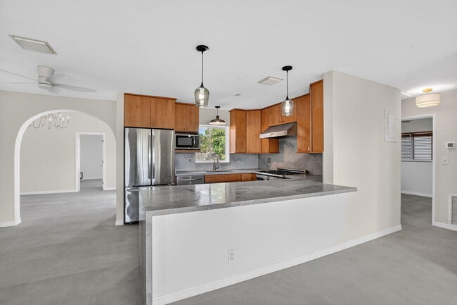 Building Photo - 467 NE 31st St