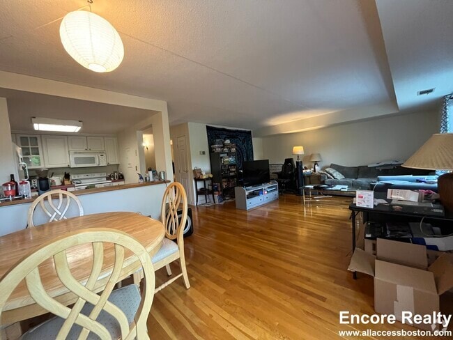 Building Photo - 1243 Beacon St Unit 3A Rental